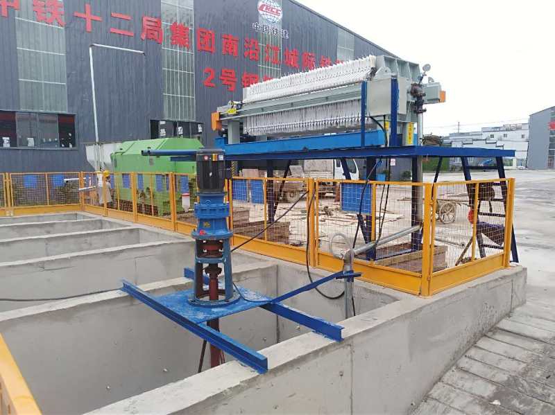 6013a5dc57043.jpg 安裝中的壓泥機.jpg